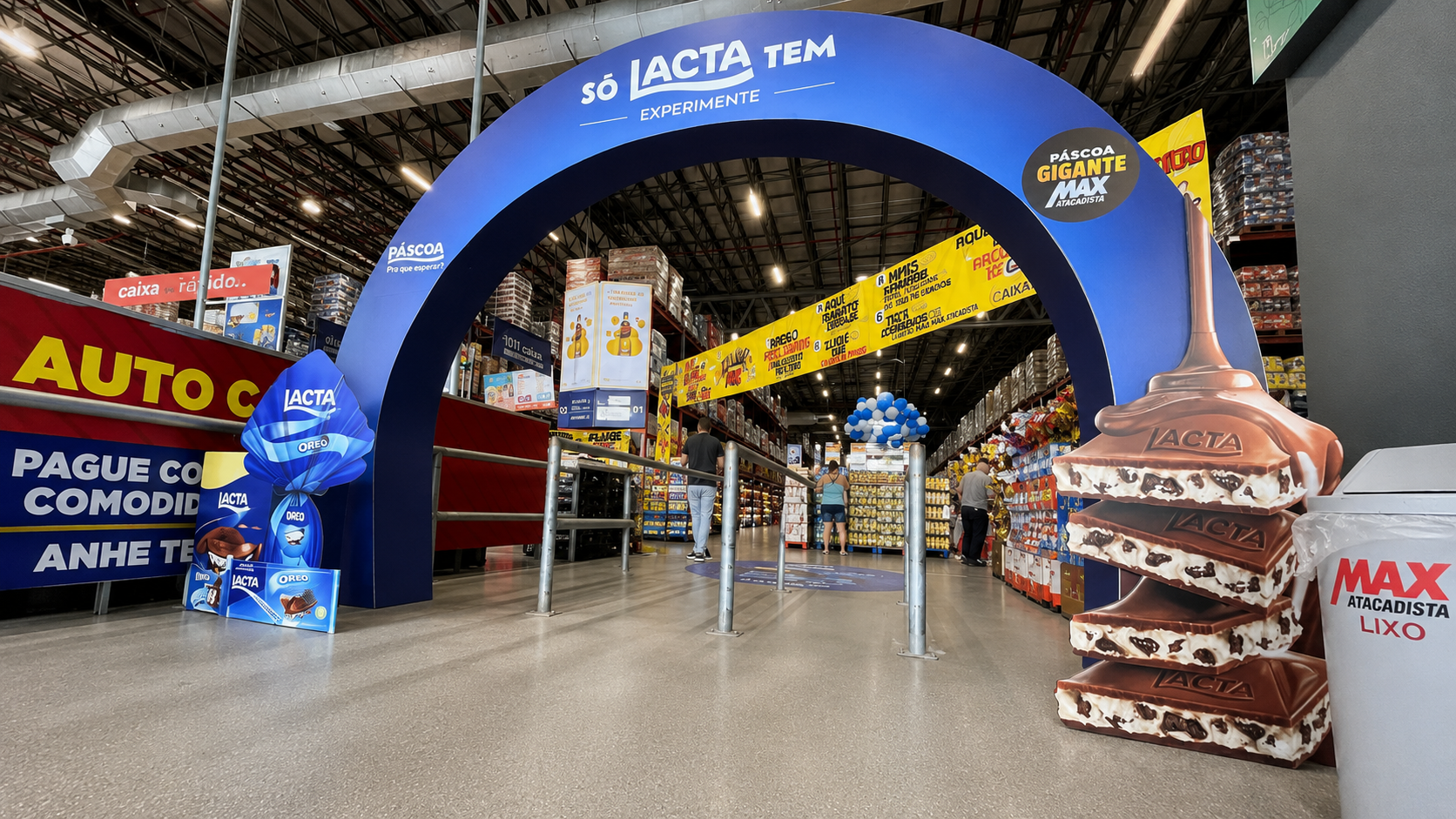 Display promocional em formato de arco instalado em ambiente comercial